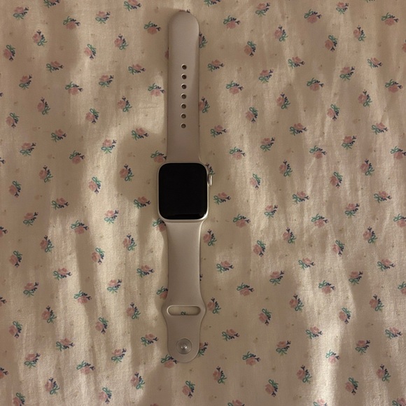 Apple Watch SE GPS 40mm Starlight Aluminum Case with Starlight Sport Band - S/M - Picture 1 of 5